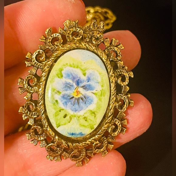Vintage Handpainted Porcelain Floral Brooch/ Pendant Necklace - Picture 9 of 10